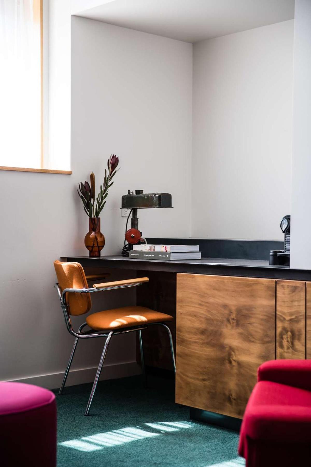 The Old Clare By Ode Hotels Sydney Zewnętrze zdjęcie A desk with a built-in lamp